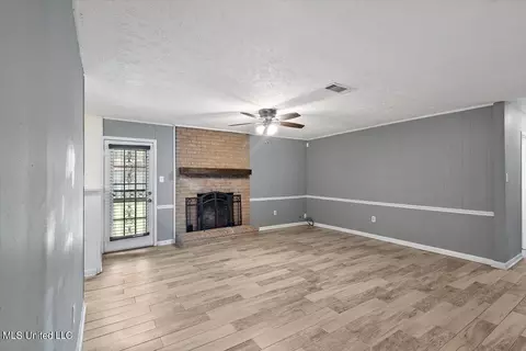 Living - 605 Upper Darby Rd, Jackson, MS 39212 photo 3 of 5
