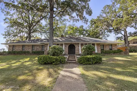 423 Trailwood Dr, Clinton, MS 39056