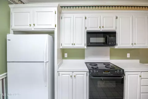 Kitchen - 117 Springtree Dr, Brandon, MS 39042 photo 4 of 5