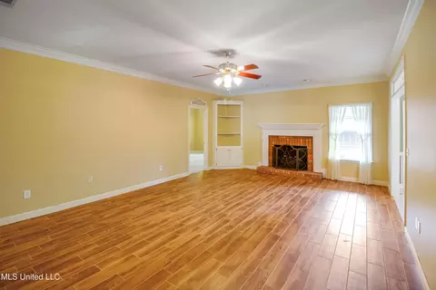 Living - 117 Springtree Dr, Brandon, MS 39042 photo 2 of 5