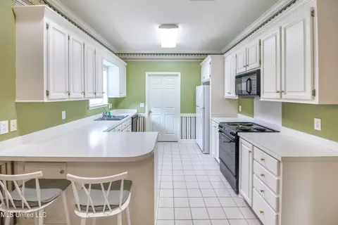 Kitchen - 117 Springtree Dr, Brandon, MS 39042 photo 5 of 5
