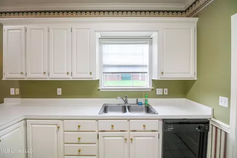 Kitchen - 117 Springtree Dr, Brandon, MS 39042 photo 2 of 5