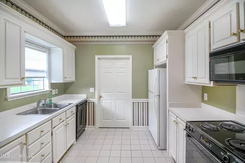 Kitchen - 117 Springtree Dr, Brandon, MS 39042 photo 1 of 5
