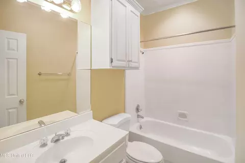 Bath - 117 Springtree Dr, Brandon, MS 39042 photo 4 of 4