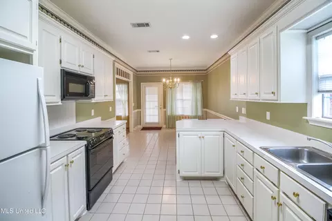 Kitchen - 117 Springtree Dr, Brandon, MS 39042 photo 3 of 5