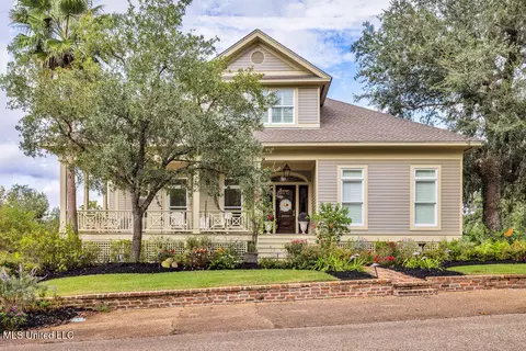 207 Washington Ave, Ocean Springs, MS 39564