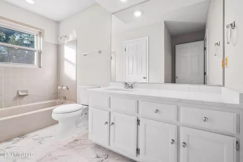 Bath - 791 Hickory Ridge Dr, Hernando, MS 38632 photo 4 of 8