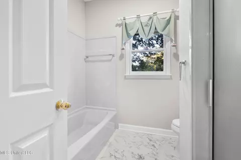 Bath - 791 Hickory Ridge Dr, Hernando, MS 38632 photo 3 of 8