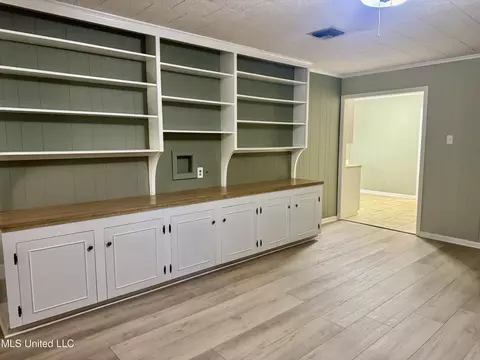 Living - 159 Liberty Rd, Natchez, MS 39120 photo 2 of 6