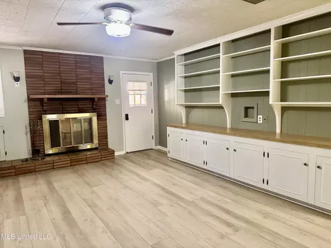 Living - 159 Liberty Rd, Natchez, MS 39120 photo 1 of 6