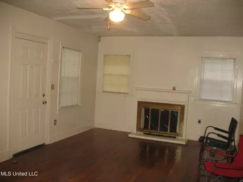 Living - 305 Conti St, Jackson, MS 39206 photo 1 of 2