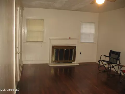 Living - 305 Conti St, Jackson, MS 39206 photo 2 of 2