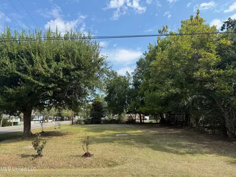 435 Demontluzin Ave, Bay Saint Louis, MS 39520