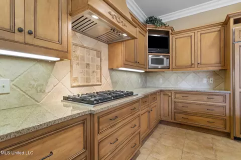 Kitchen - 9 Cypress Ln, Jackson, MS 39211 photo 5 of 8