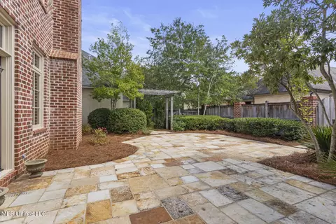 Exterior - 9 Cypress Ln, Jackson, MS 39211 photo 2 of 5