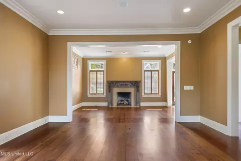 Living - 9 Cypress Ln, Jackson, MS 39211 photo 2 of 4