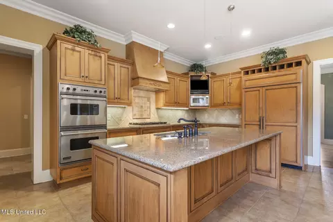 Kitchen - 9 Cypress Ln, Jackson, MS 39211 photo 2 of 8