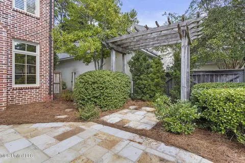 Exterior - 9 Cypress Ln, Jackson, MS 39211 photo 4 of 5