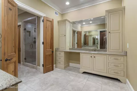 Bath - 9 Cypress Ln, Jackson, MS 39211 photo 2 of 7