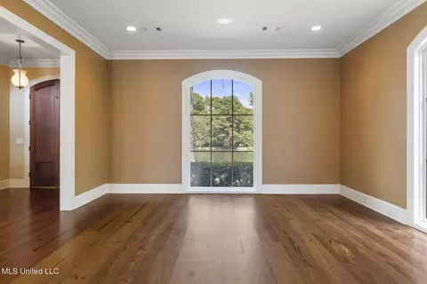 Living - 9 Cypress Ln, Jackson, MS 39211 photo 1 of 4