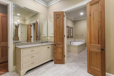 Bath - 9 Cypress Ln, Jackson, MS 39211 photo 3 of 7