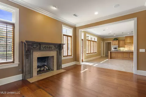 Living - 9 Cypress Ln, Jackson, MS 39211 photo 3 of 4
