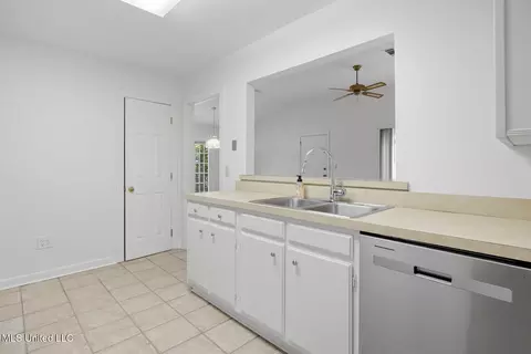 Kitchen - 214 River Pl, Jackson, MS 39211 photo 2 of 2