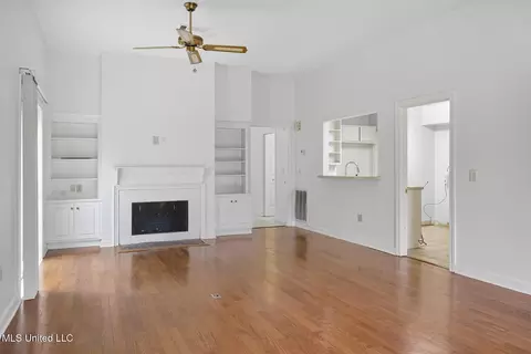 Living - 214 River Pl, Jackson, MS 39211 photo 2 of 5
