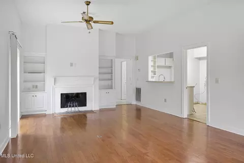 Living - 214 River Pl, Jackson, MS 39211 photo 1 of 5