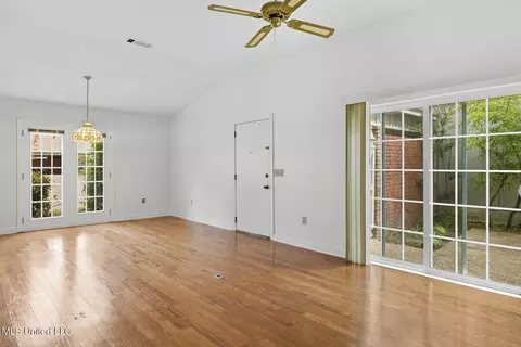 Living - 214 River Pl, Jackson, MS 39211 photo 4 of 5