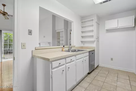 Kitchen - 214 River Pl, Jackson, MS 39211 photo 1 of 2