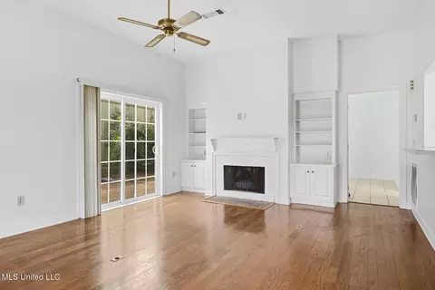 Living - 214 River Pl, Jackson, MS 39211 photo 3 of 5
