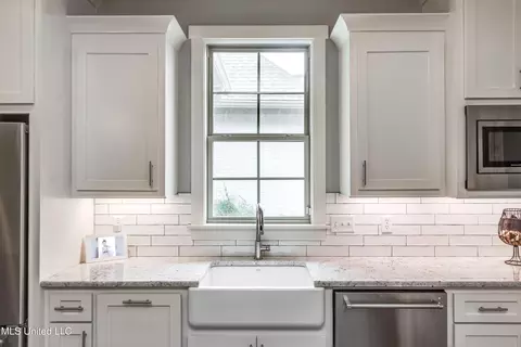 Kitchen - 198 Crossview Pl, Brandon, MS 39047 photo 5 of 6