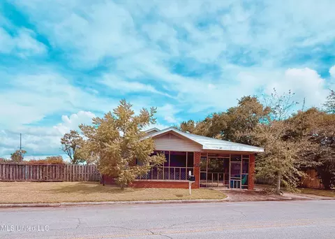 1810 Roosevelt St, Pascagoula, MS 39567
