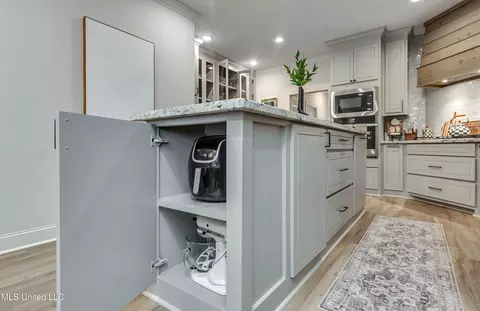 Kitchen - 836 Long Leaf Cir, Brandon, MS 39042 photo 11 of 19