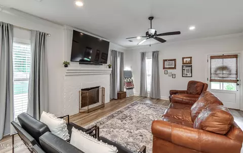 Living - 836 Long Leaf Cir, Brandon, MS 39042 photo 2 of 2