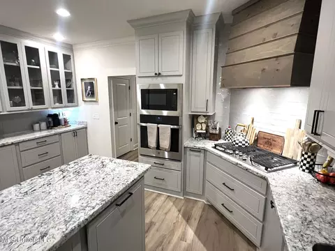 Kitchen - 836 Long Leaf Cir, Brandon, MS 39042 photo 2 of 19