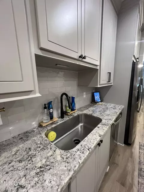 Kitchen - 836 Long Leaf Cir, Brandon, MS 39042 photo 5 of 19