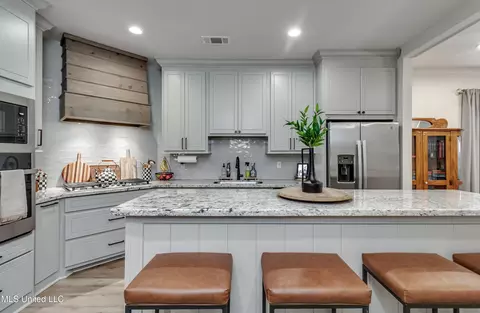 Kitchen - 836 Long Leaf Cir, Brandon, MS 39042 photo 8 of 19