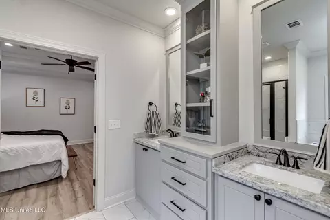 Bath - 836 Long Leaf Cir, Brandon, MS 39042 photo 1 of 10