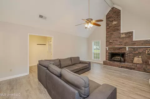 Living - 113 Brookside Dr, Senatobia, MS 38668 photo 2 of 3