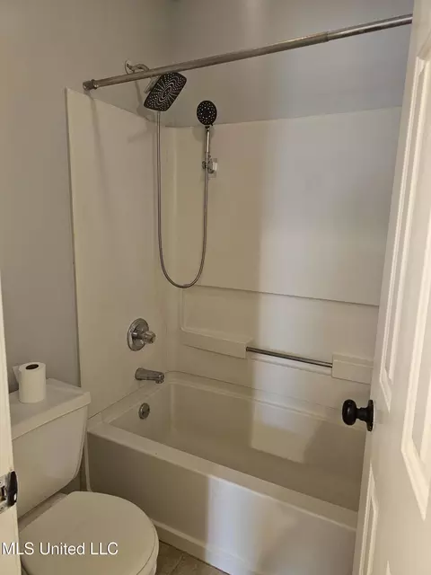 Bath - 10155 Riggan Dr, Olive Branch, MS 38654 photo 1 of 3