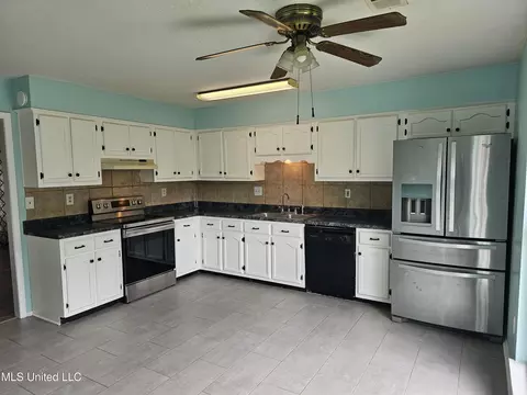 Kitchen - 10155 Riggan Dr, Olive Branch, MS 38654 photo 1 of 4