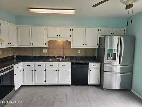 Kitchen - 10155 Riggan Dr, Olive Branch, MS 38654 photo 4 of 4