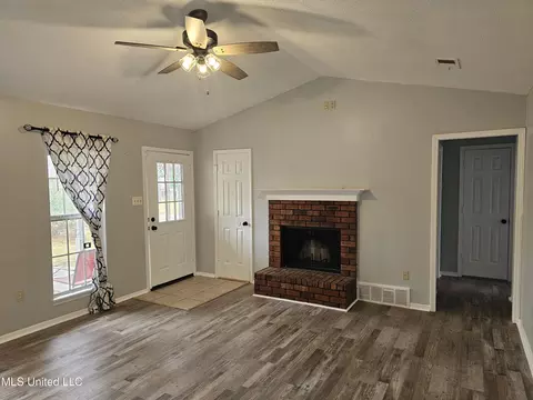 Living - 10155 Riggan Dr, Olive Branch, MS 38654 photo 1 of 2