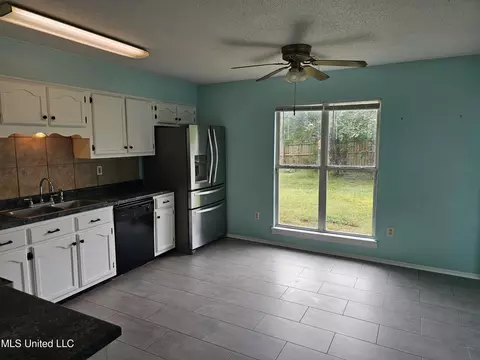 Kitchen - 10155 Riggan Dr, Olive Branch, MS 38654 photo 2 of 4
