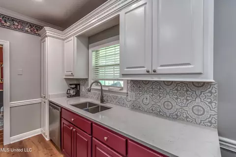 Kitchen - 614 Summer Pl, Flowood, MS 39232 photo 6 of 7