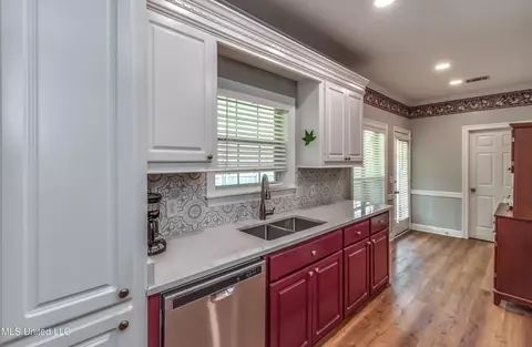 Kitchen - 614 Summer Pl, Flowood, MS 39232 photo 3 of 7