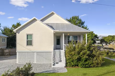 107 Adrienne Ct, Waveland, MS 39576