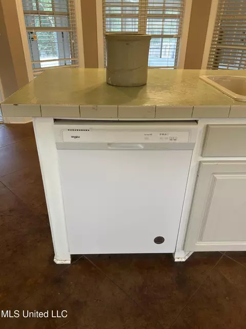 Kitchen - 226 Pine View Cir, Flora, MS 39071 photo 3 of 3
